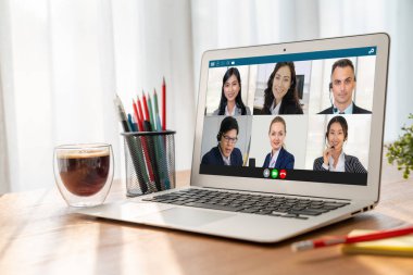 İş dünyasından iş adamlarının modern sanal grup toplantısı için video konferansındaki iş adamları
