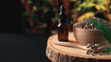 Ahşap kasede bulunan kenevir tohumu bahçedeki yetiştirilmiş kenevir bitkisinin bulanık arka planına sahip yasal yetiştirme tesisinde, kapalı alandaki kenevir tarlasında. Tıbbi amaçlar için kapalı alandaki çiftlikte kenevir tohumu..