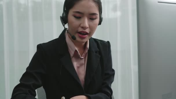 Masasında Dizüstü Bilgisayarla Çalışan Kulaklık Mikrofon Takan Asyalı Müşteri Destek — Stok video