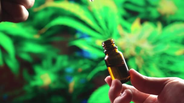 Zbliżenie Ręka Trzymając Butelkę Oleistej Marihuany Przy Użyciu Kropelek Pomiarowych — Wideo stockowe