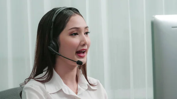 Asiatisk Kundsupport Operatör Bär Headset Och Mikrofon Arbetar Vid Sitt — Stockfoto