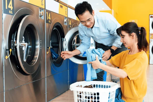 Asian People Using Qualified Coin Operated Laundry Machine Public Room — Stock Photo, Image