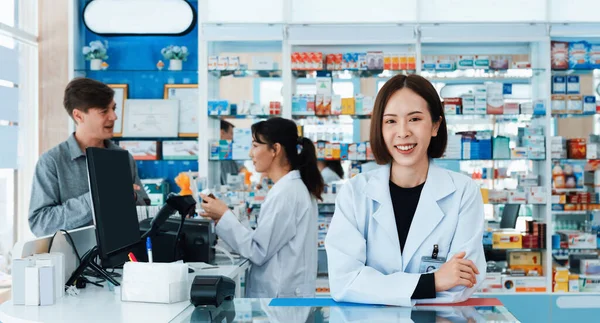 Retrato Afável Asiático Farmacêutico Farmacêutico Qualificado Frasco Pílula Medicina Prateleira — Fotografia de Stock
