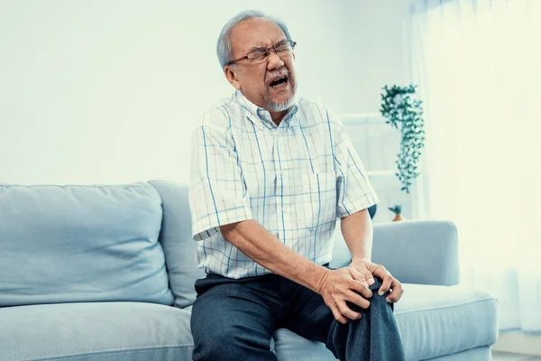 Κοντινή Εικόνα Ενός Αγωνιώδη Ηλικιωμένου Άνδρα Πρόβλημα Στο Γόνατο Πόνο — Φωτογραφία Αρχείου