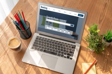 Çevrimiçi otel konaklama rezervasyon sitesi mod rezervasyon sistemi sağlar. Seyahat teknolojisi kavramı .