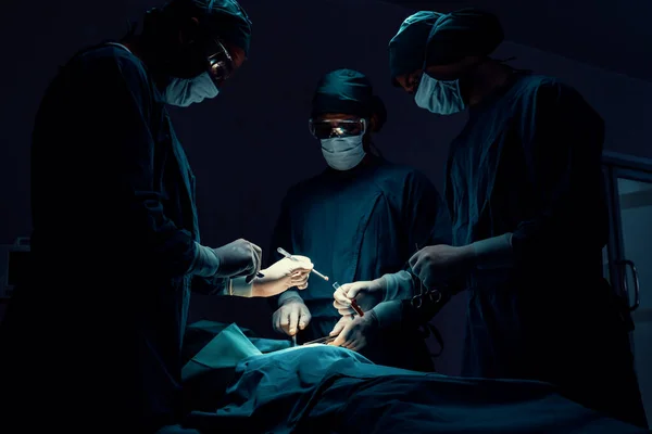 Equipe Cirúrgica Realizando Cirurgia Para Paciente Sala Cirurgia Estéril Uma — Fotografia de Stock
