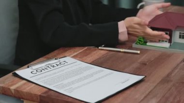 Kapanış hevesli emlak ajansı müşteriye bir ev için bilgi ve satın alma anlaşması sunarken, emlakçı tarafından tavsiye edilirken, ev kredisi için müşteri gözden geçirme sözleşmesi belgeleri.