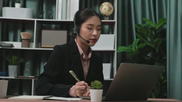 헤드폰을 마이크를 책상에서 일하고 노트북을 사용하는 사업가 사무실에서 온라인 비즈니스 — 비디오