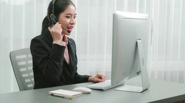 Asian Customer Support Operator Wearing Headset Microphone Working Her Desk — Stock Photo, Image