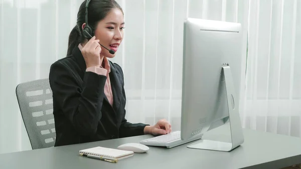 Opérateur Soutien Clientèle Asiatique Portant Casque Microphone Travaillant Son Bureau — Photo