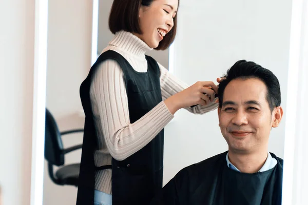Asian Female Barber Making Haircut Male Customer Male Hairstyle Qualified — Stock Photo, Image