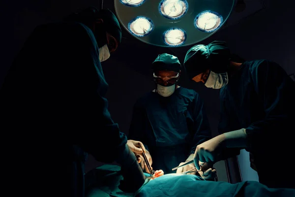 Zespół Chirurgiczny Wykonujący Operację Pacjentowi Sterylnej Sali Operacyjnej Sali Operacyjnej — Zdjęcie stockowe