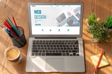 Web sitesi tasarım yazılımı çevrimiçi perakende ticaret ve e-ticaret için model şablonu sağlar