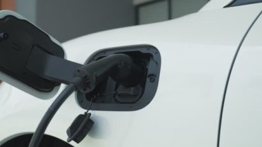 Ev şarj istasyonu, elektronik araç için sürdürülebilir, yenilenebilir enerji kaynağı, modern modern yaşam tarzı için evdeki EV arabaları sağlıyor. Çevre dostu melez elektro ve petrol aracı bataryası.