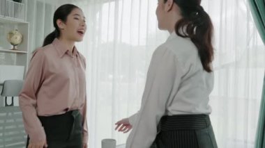 Ofiste başarılı bir iş anlaşması yaptıktan sonra hevesli bir iş kadını tokalaşması. Şirket avukatı ve temsilcisi ile müşteri tokalaşması.