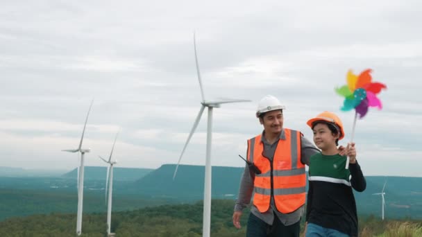 Ingenieur Mit Seinem Sohn Auf Einem Windpark Auf Einem Hügel — Stockvideo