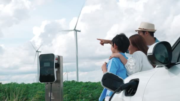 진보적 가족의 자동차와 농장에서 즐거운 시간을 보내고 발전기에서 나오는 에너지에 — 비디오