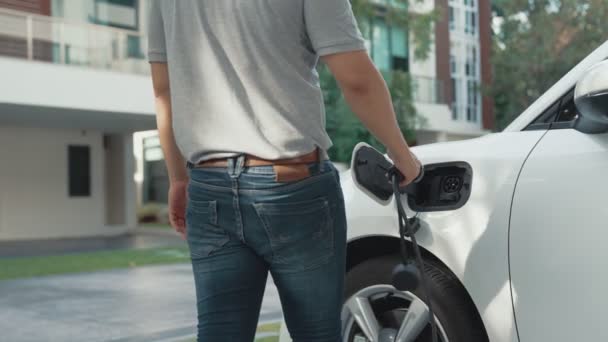 Progresivní Muž Připojí Bezemisní Konektor Baterii Elektrického Vozidla Sebe Doma — Stock video
