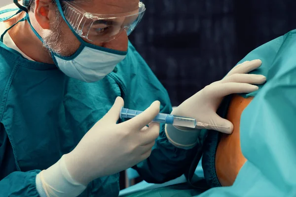 Chirurg Injecteert Anesthesie Met Injectiespuit Patiënt Voor Het Uitvoeren Van — Stockfoto