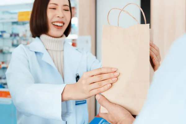 Sevimli Bir Eczacı Müşteriye Bir Çanta Dolusu Kaliteli Ilaç Tıbbi — Stok fotoğraf