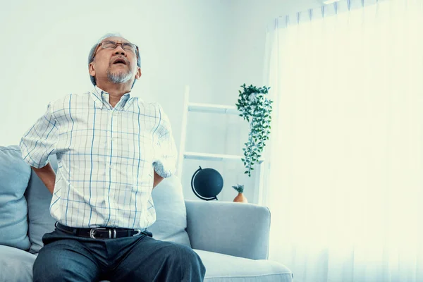 Agonizing Senior Man Need Assistance While Sitting His Sofa Home — Stockfoto