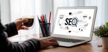 Model e-ticaret için SEO arama motoru optimizasyonu ve bilgisayar ekranında gösterilen çevrimiçi perakende işi