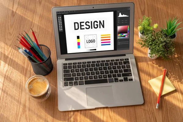 페이지의 디자인 컴퓨터 화면에 나타나는 광고를 그래픽 디자이너 소프트웨어 — 스톡 사진