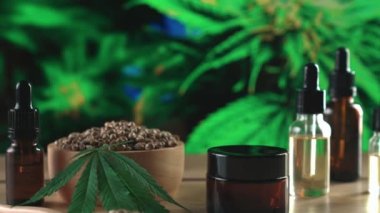 Doğal cilt bakım ürünü. Esrar laboratuarında üretiliyor. CBD yağı, kenevir tohumu ve kenevir bitkisi bahçeli masada nemlendirici krema kavanozu ürünü. Kopyalama alanı