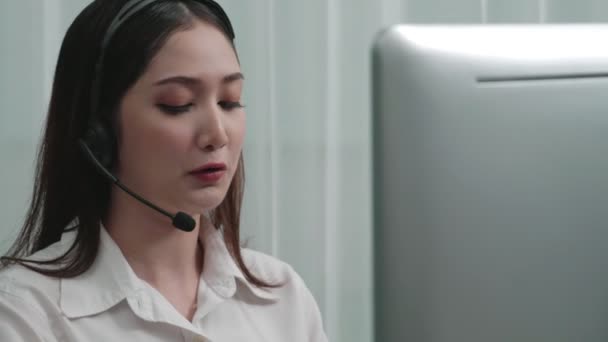 Asijská Zákaznická Podpora Operátor Nosí Sluchátka Mikrofon Pracuje Svého Stolu — Stock video