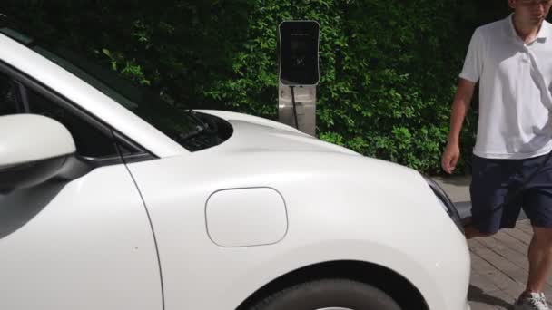 Progressive Mand Installere Strømkabelstik Til Hans Elektriske Køretøj Bil Fra – Stock-video