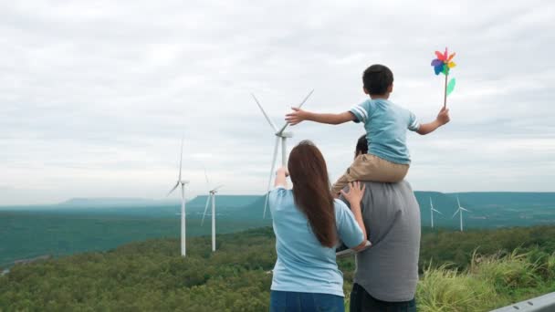 Концепция Прогрессивной Счастливой Семьи Наслаждающейся Временем Ветряной Электростанции Электрический Генератор — стоковое видео