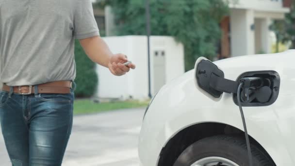Progressive Man Attaches Emission Free Power Connector Battery Electric Vehicle — Stock Video
