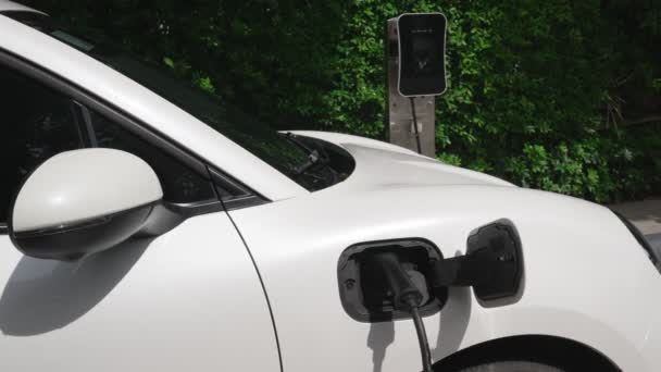 Прогресивна Стійкість Енергетичної Концепції Паркуванні Електромобілів Підзарядці Поруч Домашньою Зарядною — стокове відео
