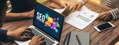 Model e-ticaret için SEO arama motoru optimizasyonu ve bilgisayar ekranında gösterilen çevrimiçi perakende işi