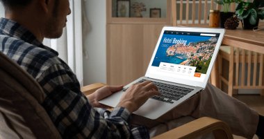 Çevrimiçi otel konaklama rezervasyon sitesi mod rezervasyon sistemi sağlar. Seyahat teknolojisi kavramı .