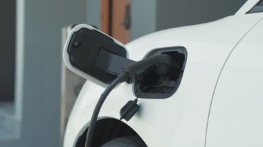 Ev şarj istasyonu, elektronik araç için sürdürülebilir, yenilenebilir enerji kaynağı, modern modern yaşam tarzı için evdeki EV arabaları sağlıyor. Çevre dostu melez elektro ve petrol aracı bataryası.