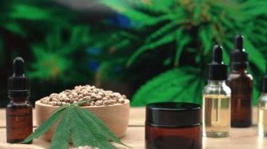Doğal cilt bakım ürünü. Esrar laboratuarında üretiliyor. CBD yağı, kenevir tohumu ve kenevir bitkisi bahçeli masada nemlendirici krema kavanozu ürünü. Kopyalama alanı