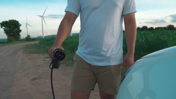 Progresivní Muž Svým Elektrickým Autem Auto Dobíjení Energie Nabíjecí Stanice — Stock video