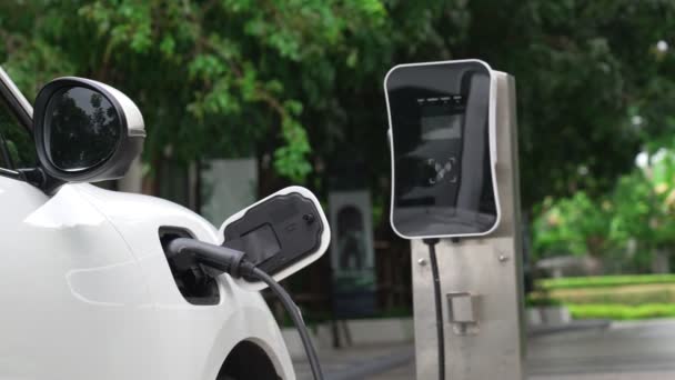 Stopniowa Zrównoważona Koncepcja Energetyczna Dzięki Parkingowi Elektrycznemu Ładowaniu Obok Stacji — Wideo stockowe