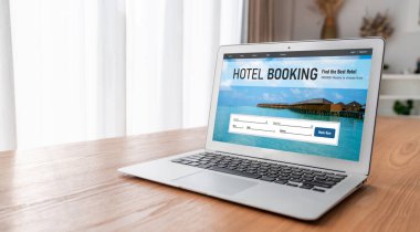 Çevrimiçi otel konaklama rezervasyon sitesi mod rezervasyon sistemi sağlar. Seyahat teknolojisi kavramı .