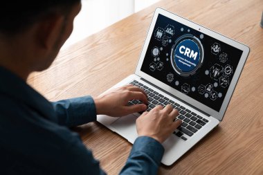 CRM işletme ve işletme için modern bilgisayarda müşteri ilişkileri yönetim sistemi