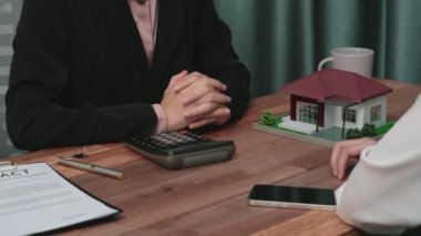 Kapanış hevesli emlak ajansı müşteriye bir ev için bilgi ve satın alma anlaşması sunarken, emlakçı tarafından tavsiye edilirken, ev kredisi için müşteri gözden geçirme sözleşmesi belgeleri.