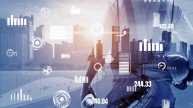 Gelecekteki bina inşaatı ve HUD hologram grafik tasarımı ile yaratıcı mühendislik projesi konsepti. İnşaat mühendisi, mimar ya da inşaat işçisi modern sivil teknoloji ile çalışıyor..