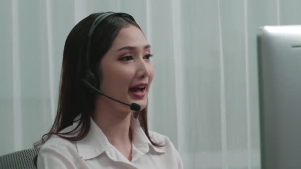 Azjatycki Operator Obsługi Klienta Noszący Słuchawki Mikrofon Pracujący Przy Jej — Wideo stockowe
