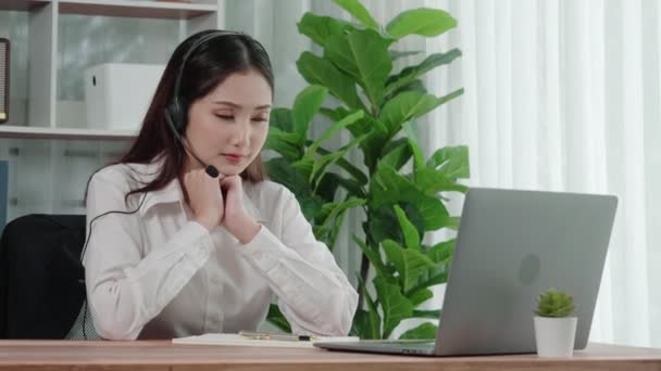 Aziatische Klantenservice Operator Dragen Van Headset Microfoon Werken Aan Haar — Stockvideo