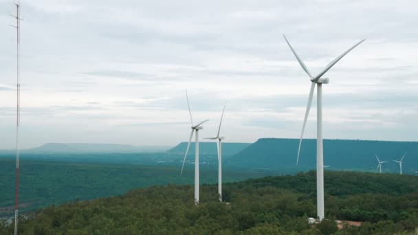利用风能作为可再生能源的渐进方法 在绿地或山丘上的风力涡轮机农场为现代生活方式提供动力 无二氧化碳排放风力发电机组 — 图库视频影像