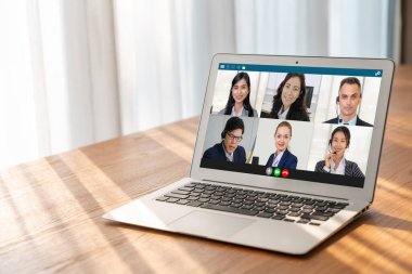 İş dünyasından iş adamlarının modern sanal grup toplantısı için video konferansındaki iş adamları