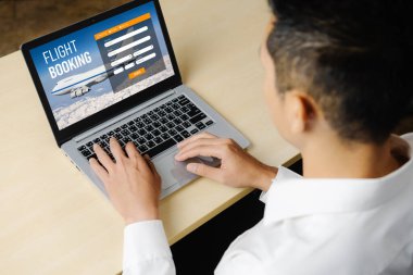 Online uçuş rezervasyon sitesi mod rezervasyon sistemi sağlar. Seyahat teknolojisi kavramı .