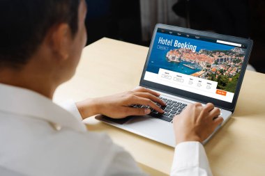 Çevrimiçi otel konaklama rezervasyon sitesi mod rezervasyon sistemi sağlar. Seyahat teknolojisi kavramı .