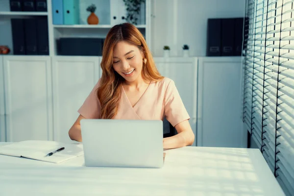 Young Asian Female Employee Sitting Her Desk Her Office Sitting — Foto Stock